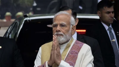 প্রধানমন্ত্রী নরেন্দ্র মোদি ত্রিপুরার রাজধানী আগরতলার মহারাজা বীর বিক্রম বিমানবন্দরে পৌঁছনোর পর সেখানে তাকে স্বাগত জানান মুখ্যমন্ত্রী মানিক সাহা, বিজেপির রাজ্য নির্বাচনী ইনচার্জ মহেশ শর্মা ও দলের রাজ্য সভাপতি রাজীব ভট্টাচার্য।