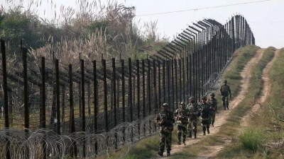 গ্রামে যেদিন থেকে মাটি কাটার সরঞ্জাম নিয়ে গেছে বিএসএফ, সেদিন থেকেই গ্রামবাসীরা বিক্ষোভ করছেন।