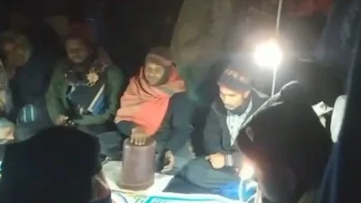 চলছে জুয়াখেলা। ছবি: ইত্তেফাক