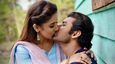 দীর্ঘদিনের প্রেমিকা ঐন্দ্রিলার ঠোঁটে ঠোঁট রেখে ছবি পোস্ট করেছেন অঙ্কুশ। সংগৃহীত ছবি