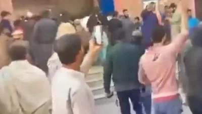 কিন্তু উত্তেজিত জনতা থানায় হামলা চালায় এবং ওয়ারিশকে থানা থেকে বের করে নিয়ে পিটিয়ে হত্যা করে। 