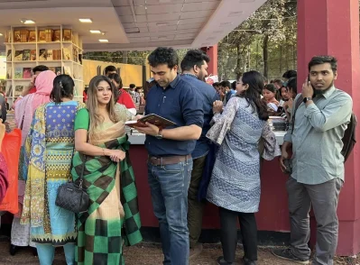 অটোগ্রাফ দিচ্ছেন অসীম হিমেল