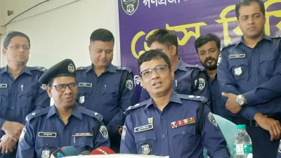 প্রেস ব্রিফিংয়ে পিবিআই পুলিশ সুপার সৈয়দ মুশফিকুর রহমান। ছবি: ইত্তেফাক