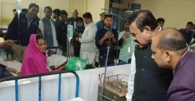আহতদের দেখতে হাসপাতালে সংসদ সদস্য শাজাহান খান। ছবি: ইত্তেফাক