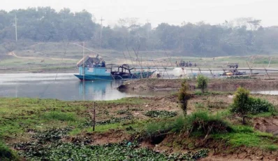 কুমিল্লায় গোমতী নদী থেকে অবৈধভাবে বালু উত্তোলন। ছবি: ইত্তেফাক