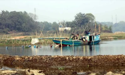 কুমিল্লায় গোমতী নদী থেকে অবৈধভাবে বালু উত্তোলন। ছবি: ইত্তেফাক