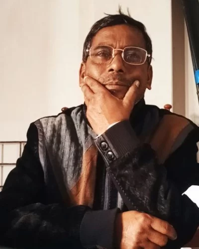 অভিযোগকারী প্রধান শিক্ষক হীরেন্দ্রনাথ বসাক। ছবি: ইত্তেফাক