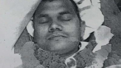 ঐ লোকেরা একটি চিতা তৈরি করে। তারপর তাদের মধ্যে একজন চিতার ওপর শুয়ে পড়ে। নিজেকে সাদা কাফনে ঢেকে চোখ বন্ধ করে রাখে।&nbsp;
