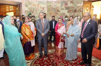 রাষ্ট্রপতি মো. আবদুল হামিদের সঙ্গে প্রধানমন্ত্রী শেখ হাসিনার সাক্ষাৎ। এ সময় নবনির্বাচিত রাষ্ট্রপতি মো. সাহাবুদ্দিন ও বঙ্গবন্ধুর কনিষ্ঠকন্যা শেখ রেহানা উপস্থিত ছিলেন।&nbsp;ছবি: ফোকাস বাংলা