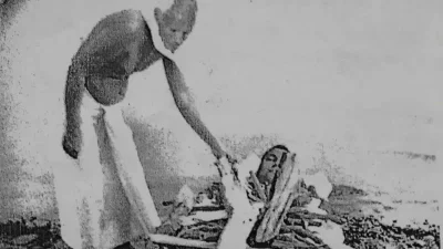 অন্য ব্যক্তি তার ওপর আরও কিছু লাকড়ি স্তূপ করে যতক্ষণ পর্যন্ত সারা দেহ ঢেকে গিয়ে শুধু প্রথম ব্যক্তির মুখটি দেখা যায়।
