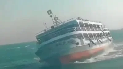   সেন্টমার্টিন থেকে ফেরার পথে দমকা হাওয়ার কবলে এমভি পারিজাত। ছবি: ইত্তেফাক