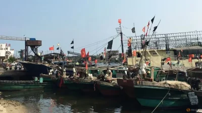 মৎস্য কর্মকর্তারা স্থানীয় জেলেদের সতর্ক করে জানিয়েছে, চীনের কর্তৃপক্ষ বস্তুটিকে গুলি করে নামানোর প্রস্তুতি নিচ্ছে। 