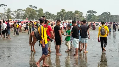 কুয়াকাটায় পর্যটকের ঢল নেমেছে। ছবি: ইত্তেফাক