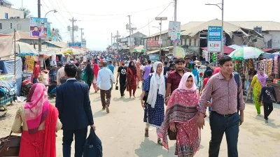 কুয়াকাটায় পর্যটকের ঢল। ছবি: ইত্তেফাক
