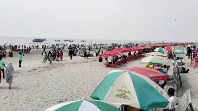 কুয়াকাটায় পর্যটকের ঢল নেমেছে। ছবি: ইত্তেফাক