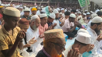 ওয়াজ মাহফিলে মুসল্লিরা হাত তুলে দোয়া করছেন। ছবি: ইত্তেফাক 