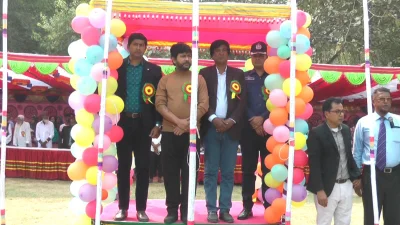 অনুষ্ঠানে অতিথিদের সঙ্গে সংসদ সদস্য মজিবুর রহমান চৌধুরী নিক্সন।ছবি: ইত্তেফাক
