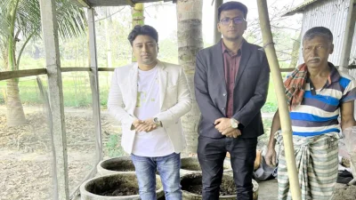 ফজলু শেখের খামার পরিদর্শন করেন কৃষি কর্মকর্তারা। ছবি: ইত্তেফাক