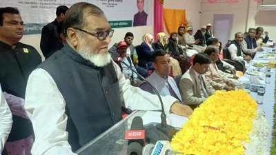 বক্তব্য রাখছেন আ ক ম মোজাম্মেল হক। ছবি: ইত্তেফাক