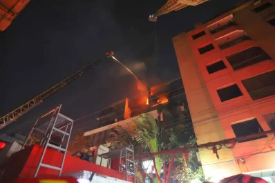 রাজধানীর গুলশান-২ নম্বরের ১০৪ নম্বর রোডে ১২ তলা আবাসিক ভবনে লাগা আগুন নিয়ন্ত্রণে কাজ করছে ফায়ার সার্ভিস। 