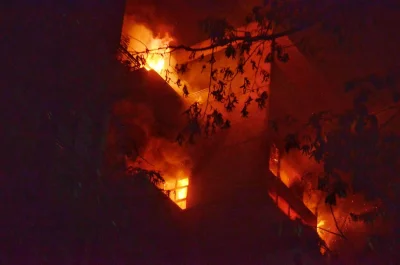 রাজধানীর গুলশান-২ নম্বরের ১০৪ নম্বর রোডে ১২ তলা আবাসিক ভবনে লাগা আগুন
