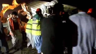 চাকওয়ালের ডেপুটি কমিশনার কুরাতুলাইন মালিকের বরাত দিয়ে সংবাদ মাধ্যম ডনকে জানায়, বিয়ের অনুষ্ঠান সেরে ইসলামাবাদ থেকে লাহোরে ফিরছিলেন যাত্রীরা।