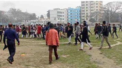 মানিকগঞ্জে শহীদ মিনারে যুবলীগ-স্বেচ্ছাসেবক লীগ-শ্রমিক লীগের ত্রিমুখী সংঘর্ষ। ছবি: ইত্তেফাক