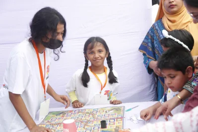 &lsquo;বর্ণমেলা&rsquo;য় লুডু খেলছে শিশুরা। ছবি: তানভীর আহম্মেদ
