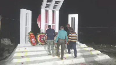 শহীদ মিনারে ফুল দিচ্ছেন জেলেরা। ছবি: ইত্তেফাক 