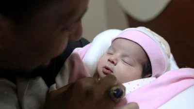 ধ্বংসস্তূপের নিচে জন্ম নেওয়া শিশুটি