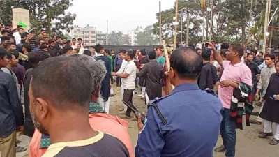 মানিকগঞ্জে শহীদ মিনারে যুবলীগ-স্বেচ্ছাসেবক লীগ-শ্রমিক লীগের ত্রিমুখী সংঘর্ষ। ছবি: ইত্তেফাক