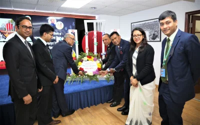 শহীদদের প্রতি শ্রদ্ধা জানিয়ে একমিনিট নীরবতা পালন করা হয়