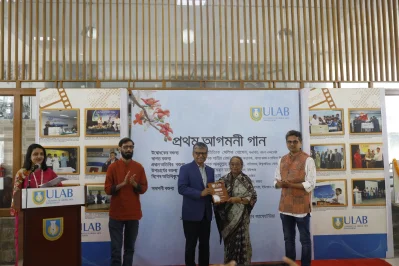 বাংলা একাডেমির সভাপতি সেলিনা হোসেনের সঙ্গে ইউল্যাব উপাচার্য অধ্যাপক ইমরান রহমান, পাশে অতিথিরা।