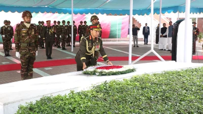 বঙ্গবন্ধুর সমাধিতে পুষ্পস্তবক অর্পণ করছেন সেনাপ্রধান। ছবি: আইএসপিআর