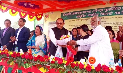 রেলপথ মন্ত্রী অ্যাডভোকেট নুরুল ইসলাম সুজনকে ফুল দিয়ে শুভেচ্ছা জানান পাবনা-৪ আসনের এমপি বীর মুক্তিযোদ্ধা আলহাজ্ব নূরুজ্জামান বিশ্বাস