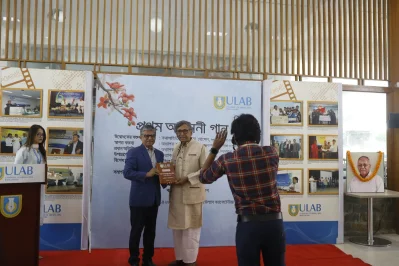 অধ্যাপক আবদুল্লাহ আবু সায়ীদের হাতে সম্মাননা তুলে দিচ্ছেন ইউল্যাবের ভিসি অধ্যাপক ইমরান রহমান।