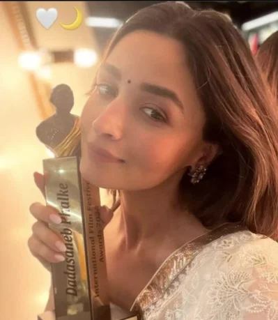 &lsquo;দাদাসাহেব ফালকে&rsquo; পুরস্কার হাতে আলিয়া ভাট।