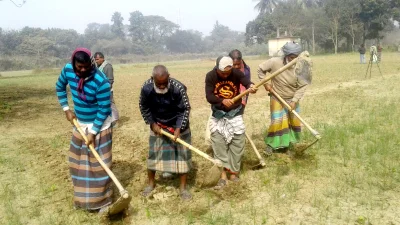 রেশম বীজের চাষে ব্যস্ত চাষী। ছবি: ইত্তেফাক