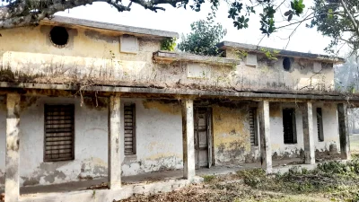 ভবনের জানালা ও দরজা ভেঙে লতাপাতা গজিয়েছে। ছবি: ইত্তেফাক 