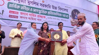 পুরস্কার দিচ্ছেন সংসদ সদস্য নাহিম রাজ্জাক। ছবি: ইত্তেফাক