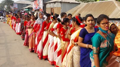  রঙ বেরঙের পোষাকে তরুণী ও নারীদের উপস্থিতি দেখার মতো। ছবি: ইত্তেফাক 