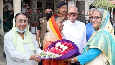 রাষ্ট্রপতির পৈতৃক বাড়িতে বাড়িতে প্রধানমন্ত্রী শেখ হাসিনা। ছবি: ফোকাস বাংলা