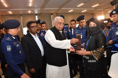 আত্মোৎসর্গকারী এ সকল পুলিশ সদস্যদের মধ্যে ১০ পুলিশ সদস্যের পরিবারের হাতে সম্মাননা, আর্থিক অনুদান, ক্রেস্ট ও সার্টিফিকেট তুলে দেন স্বরাষ্ট্র মন্ত্রী বীর মুক্তিযোদ্ধা আসাদুজ্জামান খান এমপি।