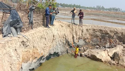 ঘটনাস্থল থেকে লাশ উদ্ধার করেছে পুলিশ। ছবি: ইত্তেফাক