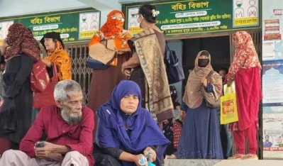 খুলনায় চিকিৎসকদের কর্মবিরতির কারণে চরম ভোগান্তিতে পড়েছে রোগী ও তাদের স্বজনেরা।