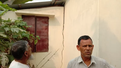  ভেঙে পড়ার ভয়ে থাকতে পারছে না গৃহহীন অনেক পরিবার। ছবি: ইত্তেফাক 