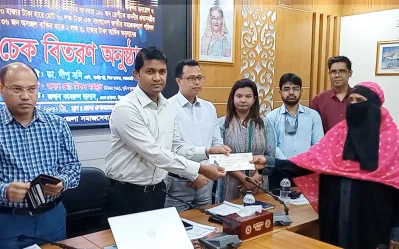চাঁদপুরে রোগীদের মাঝে চেক বিতরণ অনুষ্ঠান। ছবি: ইত্তেফাক
