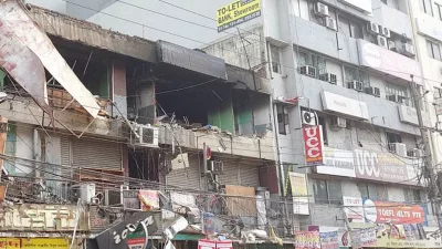রাজধানীর সায়েন্স ল্যাব এলাকায় বিস্ফোরণে ক্ষতিগ্রস্থ ভবন।  