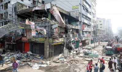 রাজধানীর সায়েন্সল্যাব এলাকায় ভবনে বিস্ফোরণ। ছবি: ফোকাস বাংলা