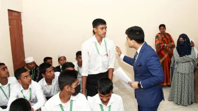 বিদ্যালয়ে ক্লাস নিচ্ছেন ইউএনও। ছবি: সংগৃহীত